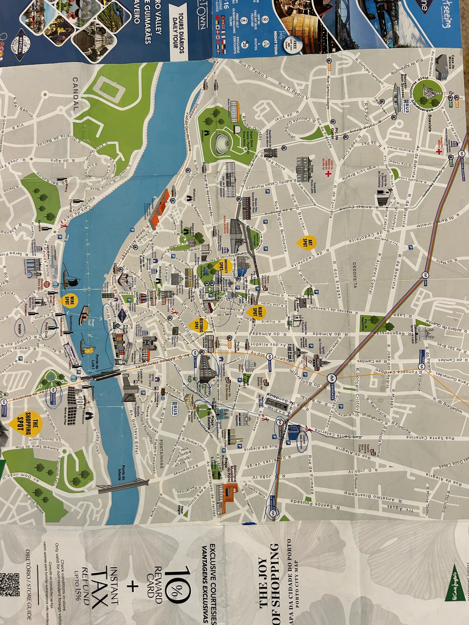 Der gefaltete Stadtplan von Porto, den Moni Matt gegeben hat, mit handschriftlichen Markierungen